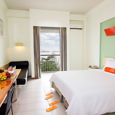 Harris Resort Batam Waterfront Sekupang Ngoại thất bức ảnh