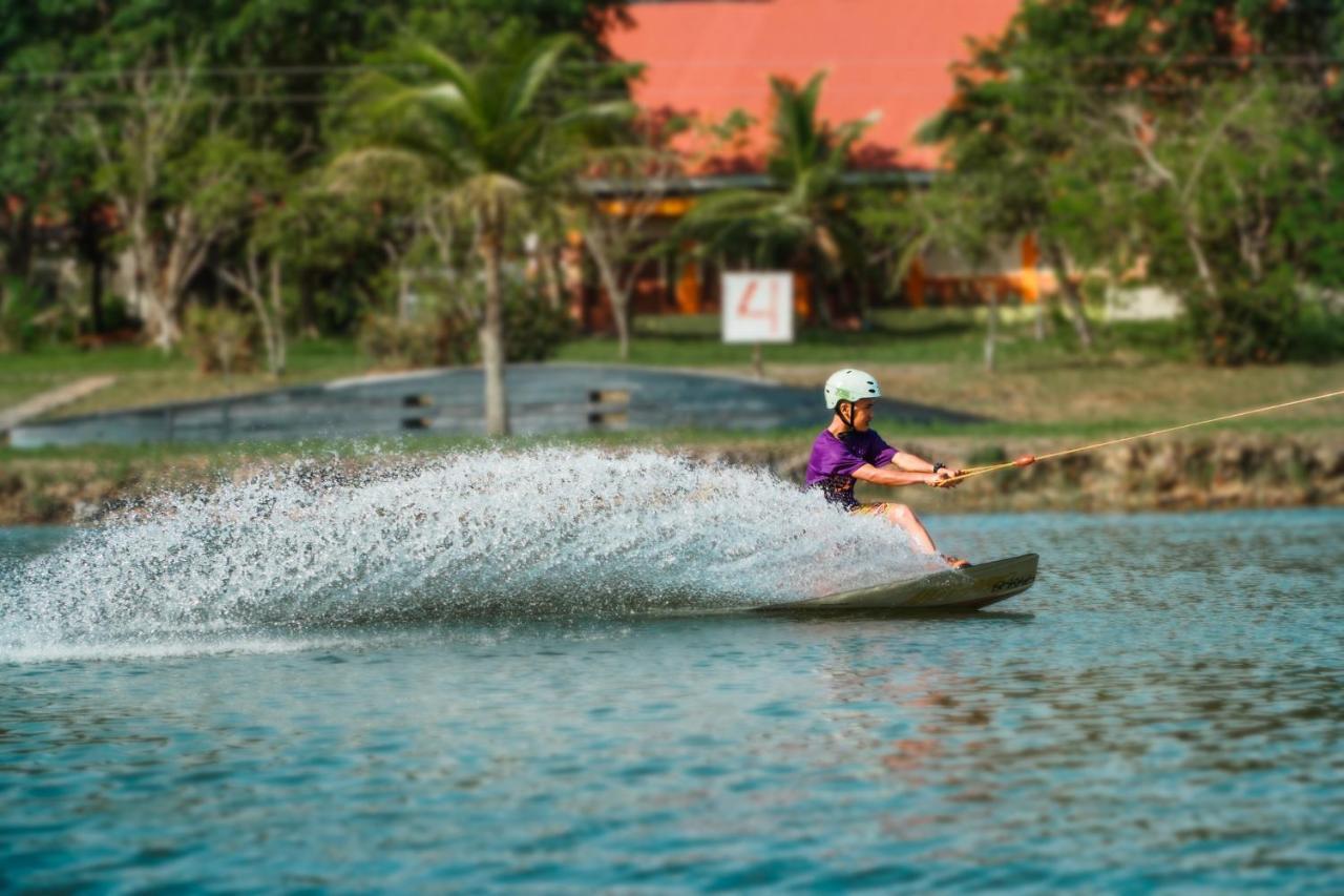Harris Resort Batam Waterfront Sekupang Ngoại thất bức ảnh