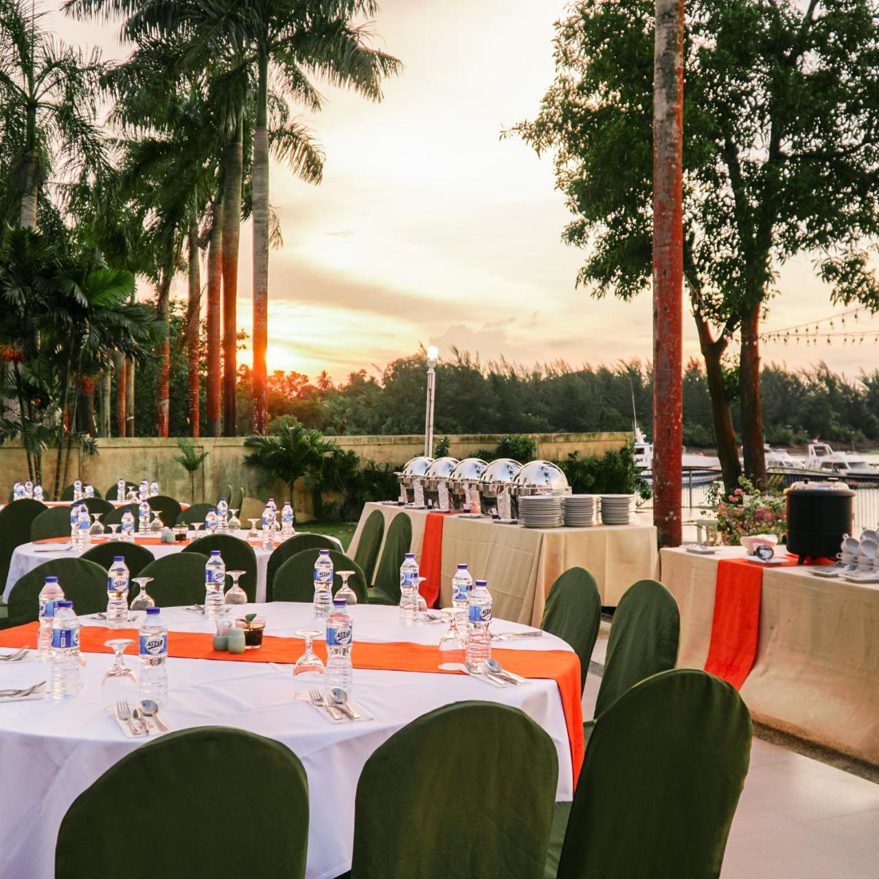 Harris Resort Batam Waterfront Sekupang Ngoại thất bức ảnh