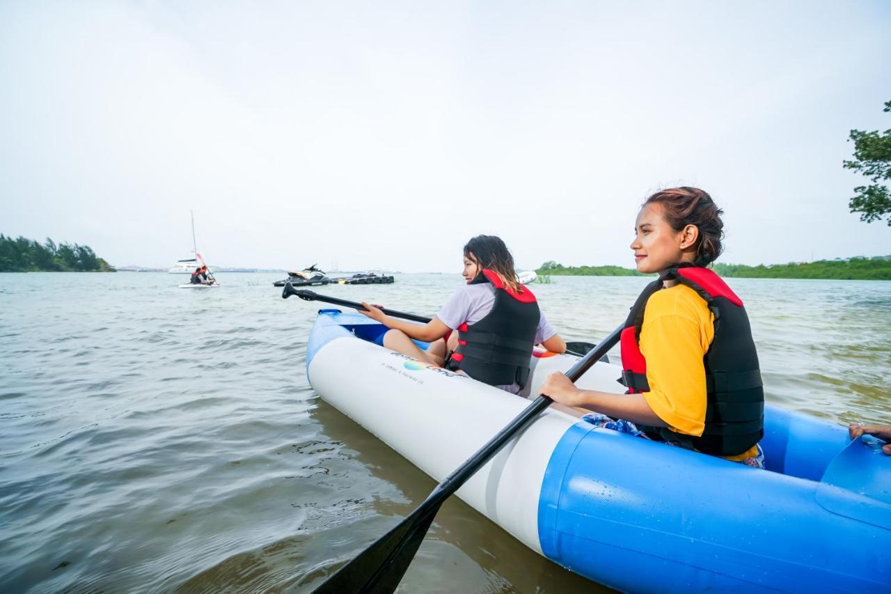 Harris Resort Batam Waterfront Sekupang Ngoại thất bức ảnh