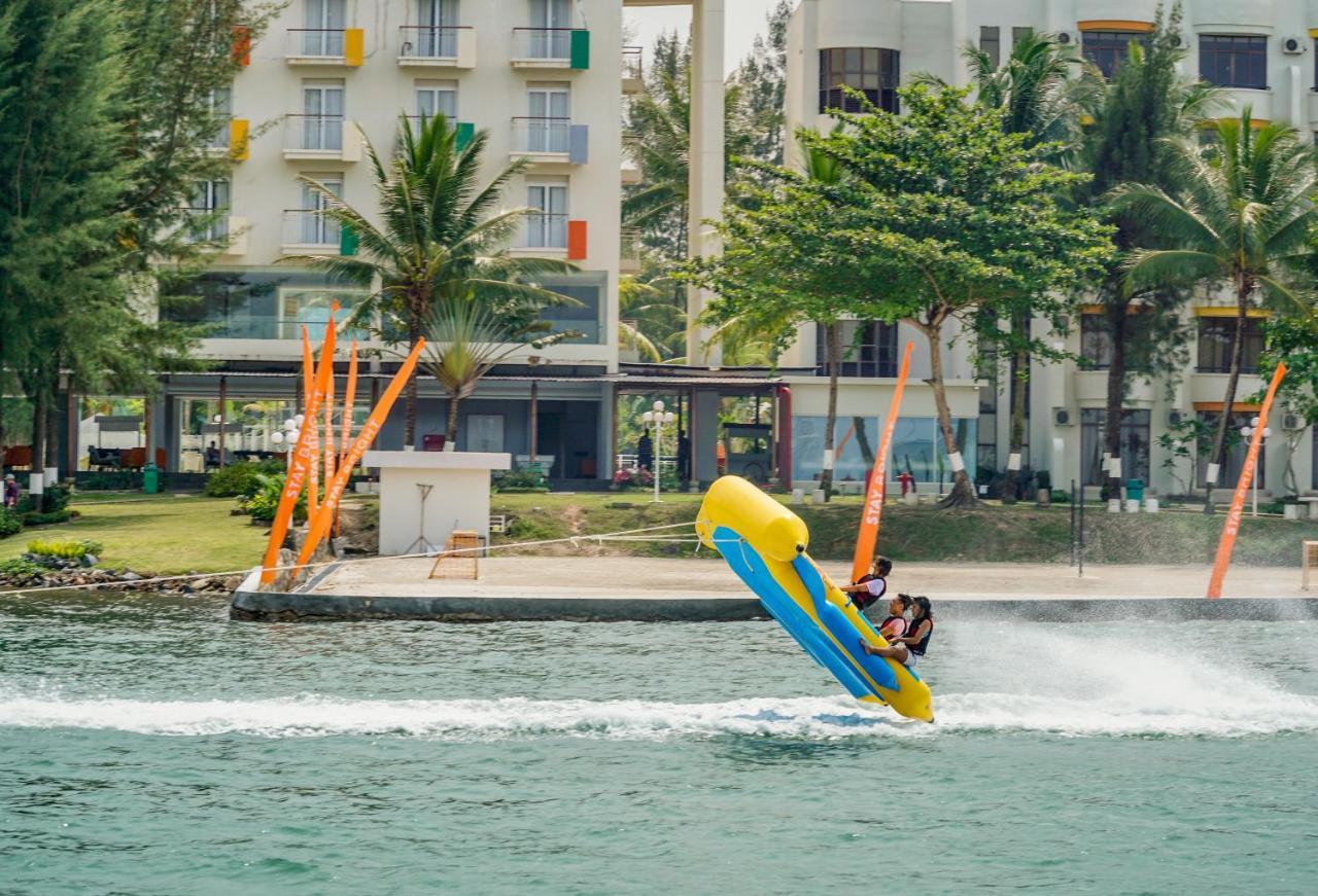 Harris Resort Batam Waterfront Sekupang Ngoại thất bức ảnh
